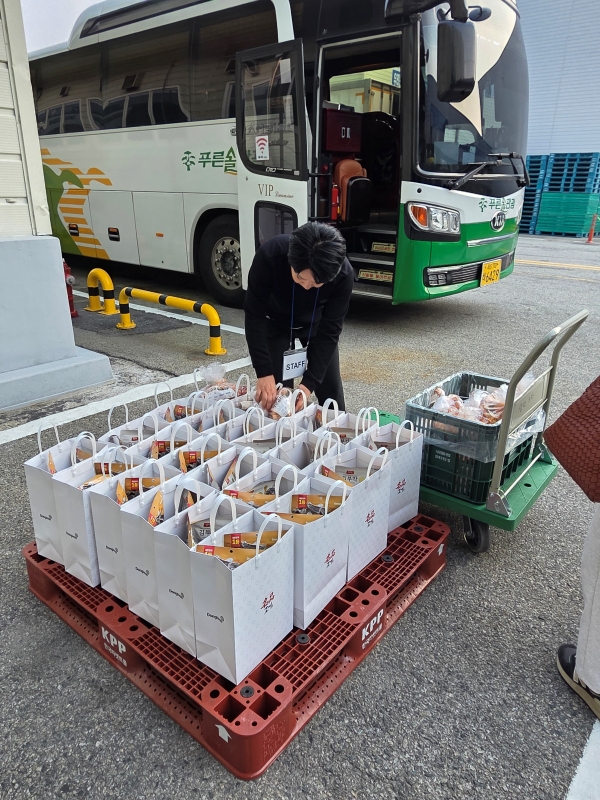 ▲ 김장을 마치고 나면 참치액, 캔햄 등 동원F&B 제품들이 기념품으로 제공된다. ⓒ최신혜 기자