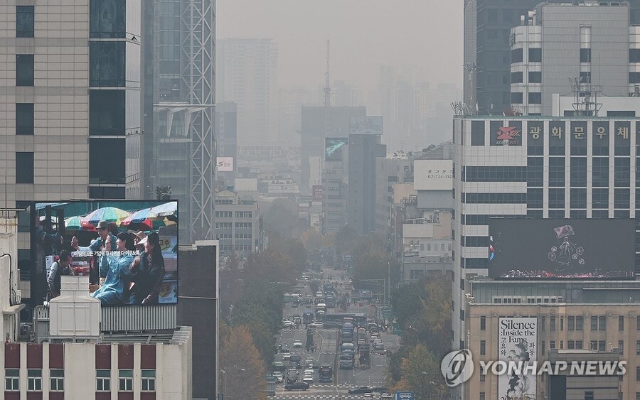 ▲ 서울과 수도권의 초미세먼지 농도가 '나쁨' 수준을 보이는 지난 24일 서울 종로구 일대가 뿌옇다. ⓒ연합뉴스