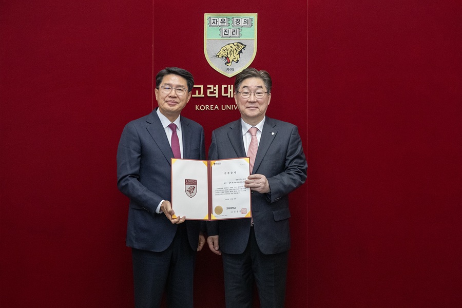 ▲ 산일전기 박동석 대표(왼쪽)와 고려대 김동원 총장이 발전기금 전달식에서 기념사진을 찍고 있다.ⓒ고려대