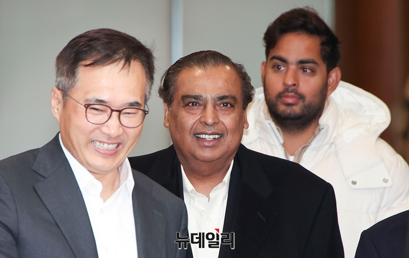 ▲ 무케시 암바니 인도 릴라이언스 그룹 회장과 장남인 아카시 암바니 릴라이언스 지오 인포컴 이사회 의장이 25일  서울 강서구 김포공항 비즈니스항공센터를 통해 입국하고 있다. ⓒ서성진 기자