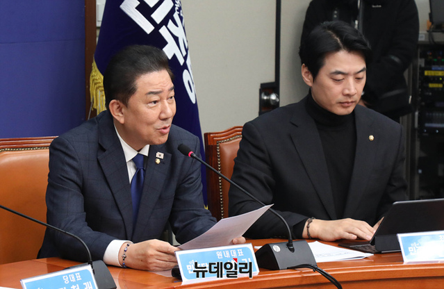 ▲ 김병기 더불어민주당 원내대표(왼쪽)가 지난 21일 국회에서 열린 최고위원회의에 참석한 모습. ⓒ이종현 기자.