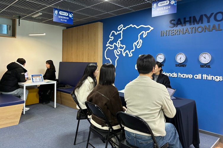 ▲ 2025 삼육대학교 취업박람회에서 학생과 지역 청년들이 맞춤형 취업 상담을 받고 있다.ⓒ삼육대