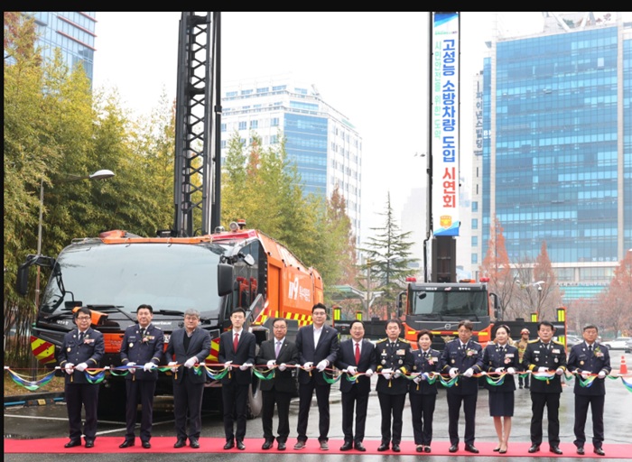 ▲ 대전소방본부가 25일 대전시청에서 고성능 소방차량 도입 시연회를 하고 있다.ⓒ대전시