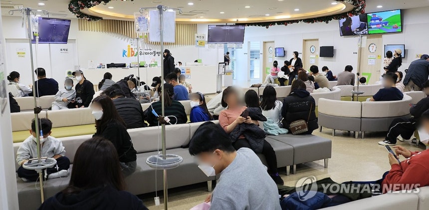 ▲ 지난 23일 서울 성북구 우리아이들병원 진료 대기실이 환자와 보호자로 붐비고 있다. ⓒ연합뉴스