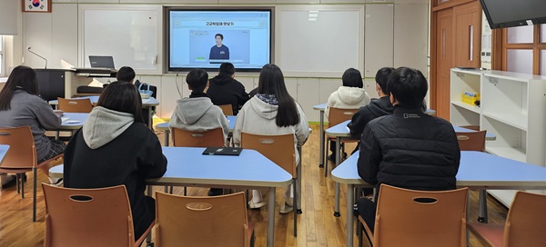 ▲ 대전시교육청은 24일 기성중학교 3학년 학생 대상 ‘찾아가는 일반고 고교학점제 미리 맛보기’ 프로그램을 운영했다.ⓒ대전시교육청