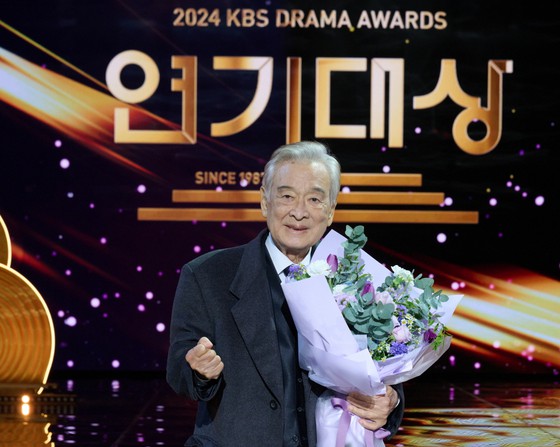 ▲ 2024 KBS 연기대상에서 대상을 수상한 배우 이순재.ⓒKBS