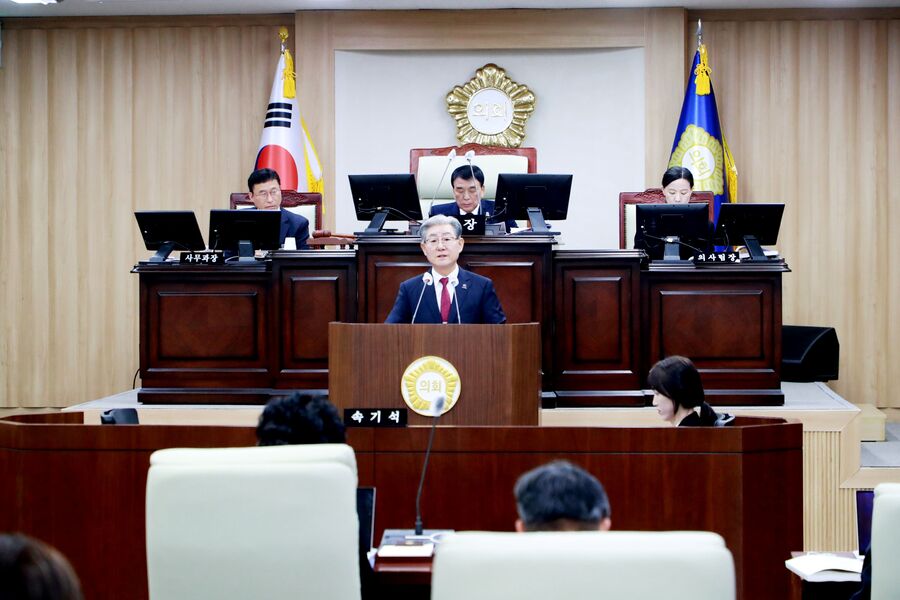 ▲ 오태완 군수가 25일 올해보다 3.14% 증가한 내년도 예산안 5387억 원에 대해 군의회에 설명하고 있다.ⓒ의령군