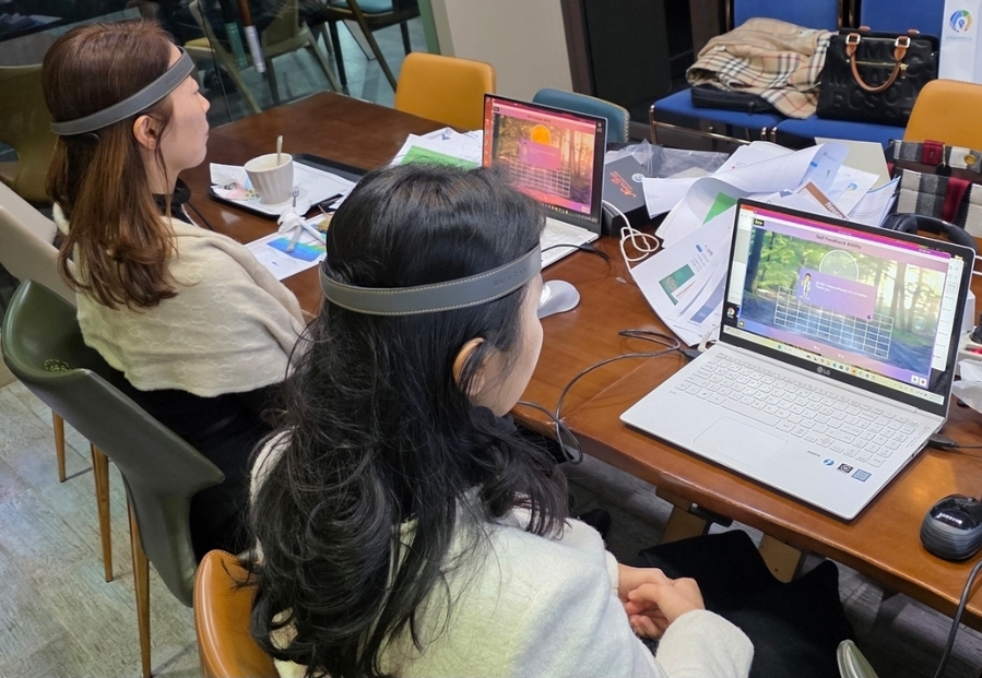 ▲ 유원대학교는 충북 RISE 사업의 일환으로 지난 22일 ‘세대잇기 뇌인지 씨어터 아카데미’ 수강생을 대상으로 뉴로피드백 기반 뇌파검사와 1대1 상담을 진행했다.ⓒ유원대