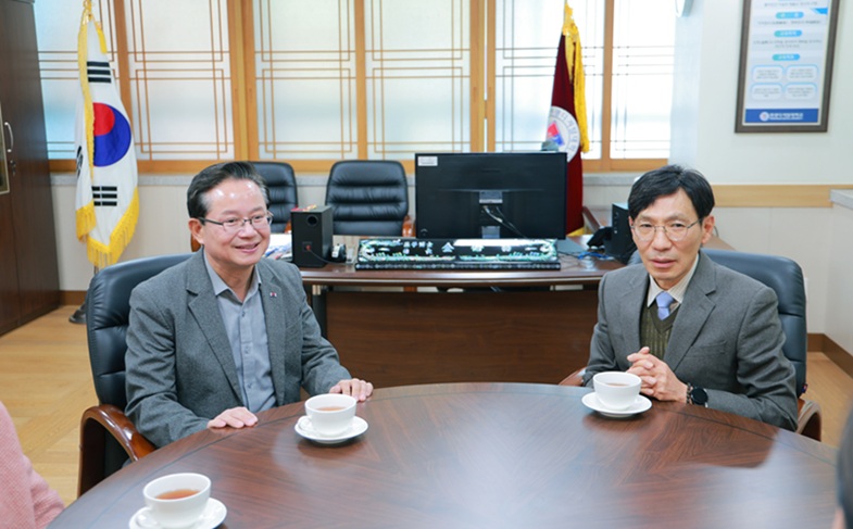 ▲ 특강에 앞서 간담을 나누는 최호권 영등포구청장(왼쪽)과 김윤철 원광디지털대 총장.ⓒ원광디지털대