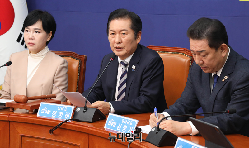 ▲ 정청래 더불어민주당 대표가 지난 21일 오전 국회에서 열린 최고위원회의에서 발언을 하고 있다. ⓒ이종현 기자