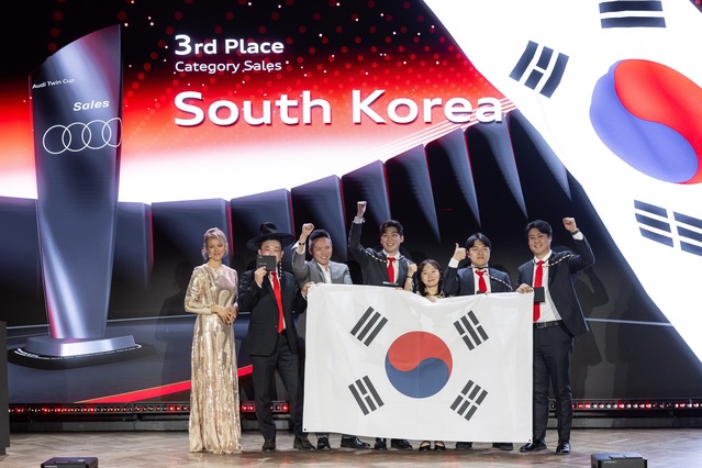 ▲ '아우디 트윈컵 2025 월드 챔피언십' 세일즈와 애프터 세일즈 부문에서 3위에 오른 한국 대표팀이 기념 촬영을 하고 있다. ⓒ아우디코리아