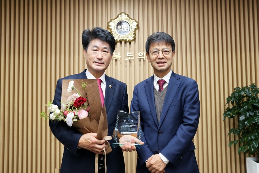 ▲ 이양섭 충북도의장이 25일 장애인의 자립 기반 강화와 일자리 확대에 기여한 공로로 충북 장애인직업재활시설 협회로부터 감사패를 받았다.ⓒ충북도의회