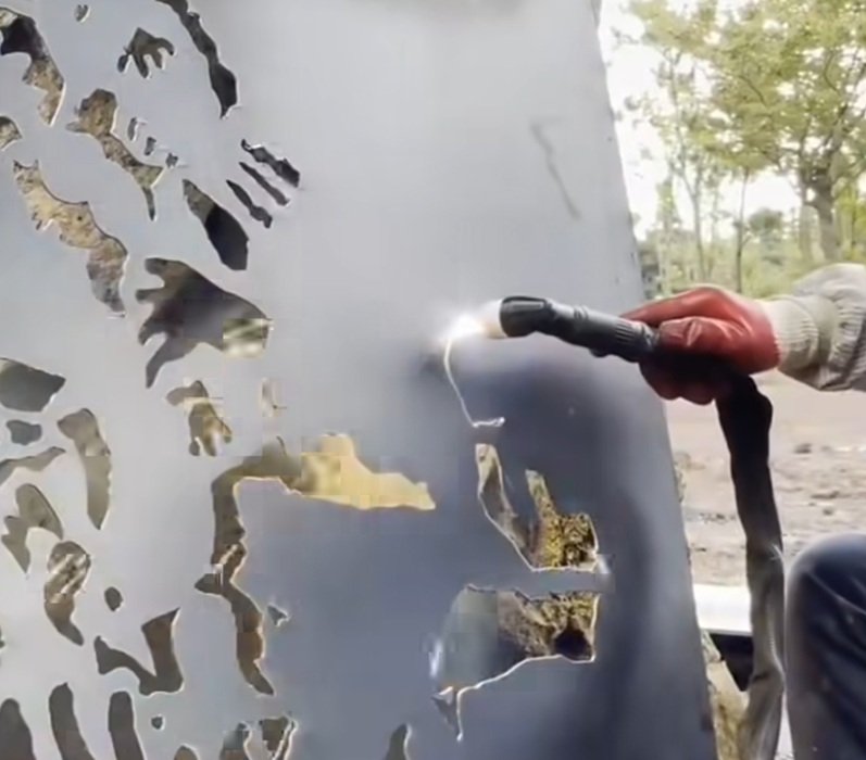 ▲ 강우현 작가가 금속 위에 용접 자국을 쌓고 지우며 마치 드로잉하듯 작품을 빚어내는 기법을 선보이고 있다.ⓒ강우현 페이스북 캡처