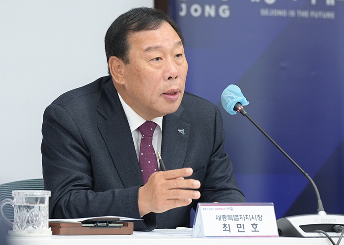 ▲ 최민호 세종시장이 25일 시청 세종실에서 열린 확대간부회의에서 모두발언을 하고 있다.ⓒ세종시