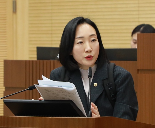 ▲ 세종시의회 김효숙 의원이 25일 제102회 정례회 3차 본회의에서 긴급현안질문을 하고 있다.ⓒ세종시의회