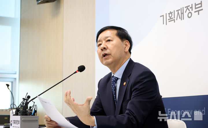 ▲ 구윤철 경제부총리 겸 기획재정부 장관이 지난 19일 세종시 정부세종청사에서 열린 출입기자 간담회에서 경제현안을 설명하고 있다. /뉴시스