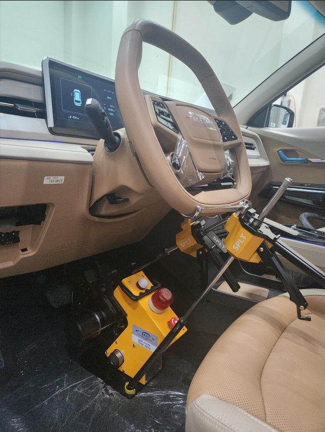 ▲ 에스피엘티 운전페달로봇(SPLT PR6)을 차량에 설치한 모습 ⓒ인하대 제공