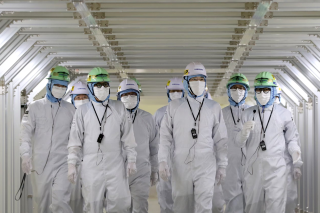 ▲ 이재용 삼성전자 회장이 2023년 2월 삼성디스플레이 아산캠퍼스를 찾아 생산라인을 살피는 모습ⓒ삼성전자