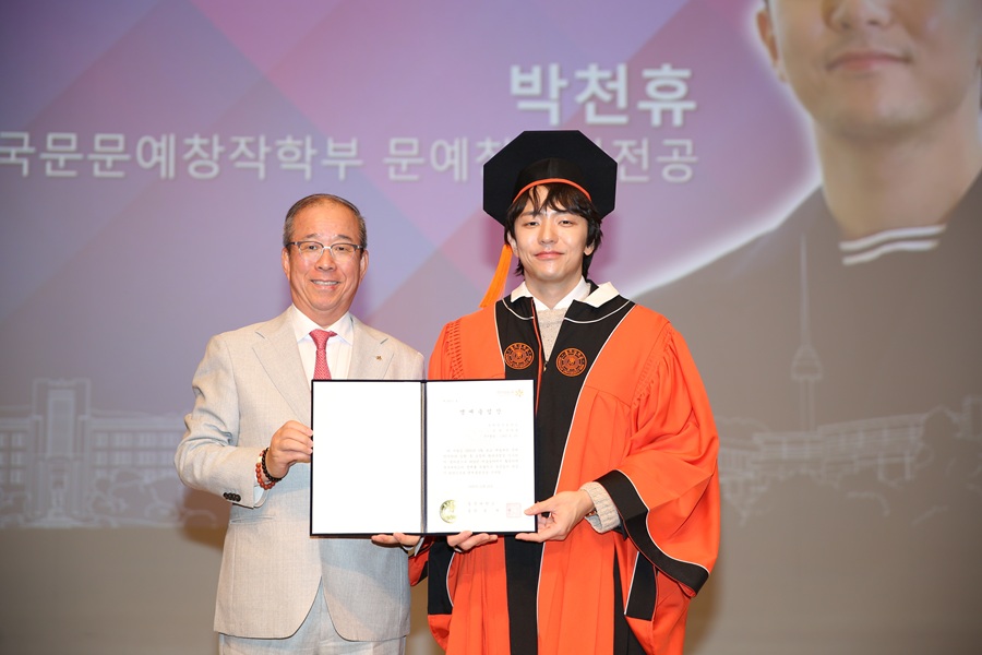 ▲ 윤재웅 동국대 총장(왼쪽)이 박천휴 작가에게 명예졸업장을 수여하고 기념사진을 촬영하고 있다.ⓒ동국대