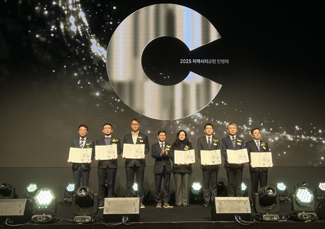 ▲ 이영재 혁신기획본부장(왼쪽에서 첫 번째)이 지역사회공헌 인정의 날 행사에 참석해 보건복지부 장관 표창을 받고 기념 촬영을 하고 있다. ⓒ한국도로교통공단