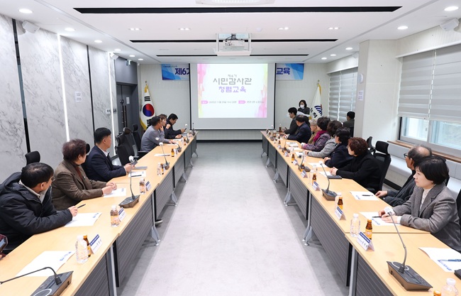 ▲ 강원 삼척시(시장 박상수)가 25일 삼척시청 소회의실에서 12개 읍면동별 시민감사관 및 읍면동장들이 참석한 가운데 '제6기 시민감사관 간담회 및 청렴교육'을 실시했다. ⓒ삼척시