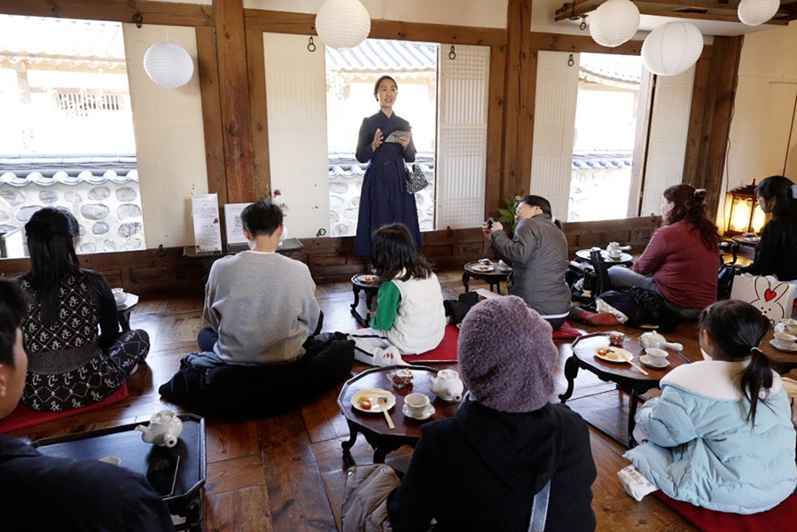 ▲ 글로컬대학 대구한의대학교(총장 변창훈) 한방의료체험타운은 지난 11월 15일부터 16일까지 이틀간 남산골한옥마을 옥인동 가옥에서 개최된 ‘2025 남산골 겨울나기-겨울온기(冬溫氣)’ 프로그램을 성황리에 마무리했다.ⓒ대구한의대