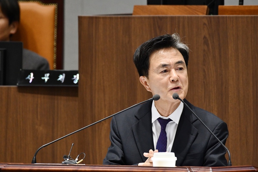 ▲ 김태흠 충남도지사가 25일 도의회 본회의장에서 열린 도정 및 교육행정 질문에 앞서 인사말을 하고 았다.ⓒ충남도