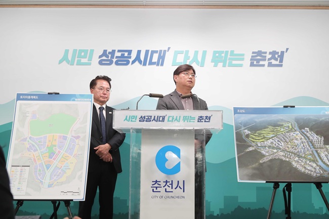 ▲ 육동한 춘천시장이 25일 시청 브리핑룸에서 브리핑을 열고 기업혁신파크 진행상황에 대해 설명했다. 이날 브리핑에는 기업혁신파크 사업의 앵커기업인 더존비즈온 김용찬 대표도 참석했다. ⓒ춘천시