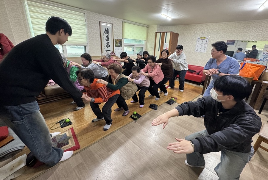 ▲ 충북보건과학대학교 의료재활학과가 어르신들의 일상 기능 회복과 지역 복지 향상을 목표로 추진한 ‘운동재활 강화 프로그램’.ⓒ충북보건과학대학교