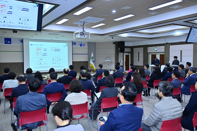 ▲ 속초시가 지난 24일 시청 대회의실에서 '속초시 시책 만족도 조사 연구용역' 최종보고회를 개최했다. ⓒ속초시