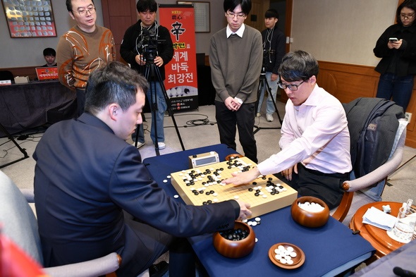 ▲ 일본 이야마 유타 9단이 중국 양카이원 9단에 승리했다.ⓒ한국기원 제공