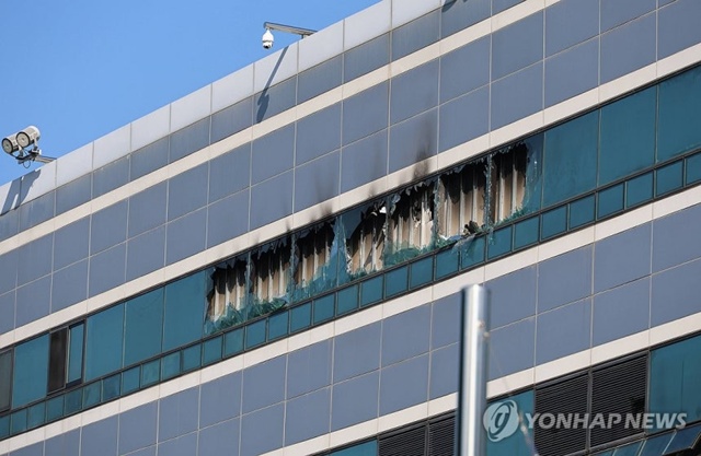 ▲ 대전 유성구 국가정보자원관리원 5층 전산실 창문이 지난 9월 26일 리튬이온 배터리 폭발 화재로 불에 타 검게 그을려져 있다. ⓒ연합뉴스