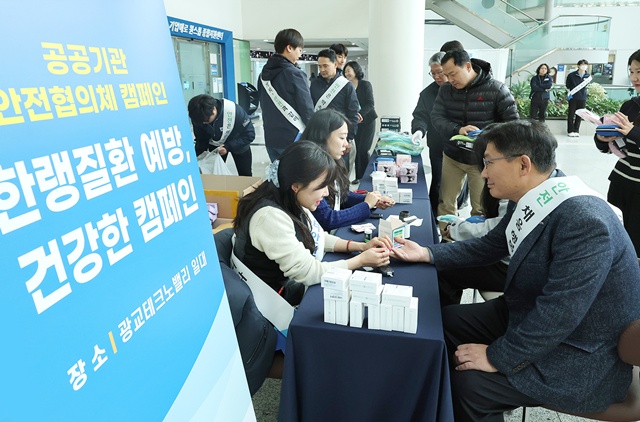 ▲ 김병기 경기도경제과학진흥원 경영기획처장이 25일 대한보건협회에서 운영한 혈당진단 부스에서 진단을 받고 있다. ⓒ경기도경제과학진흥원 제공