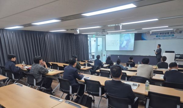 ▲ 지난 25일 부산국제금융연수원에서 열린 '해양 금융 미래 특강' 참석자들이 장하용 부산연구원 실장의 강연을 듣고 있다. ⓒ한국해양진흥공사