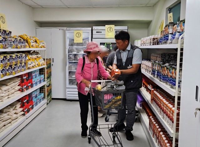 ▲ '그냥드림' 시범 사업장으로 선정된 광명푸드뱅크마켓 센터에서 취약계층에 식품을 지원하고 있는 모습. ⓒ광명시 제공