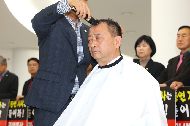 ▲ 백현종 경기도의회 국민의힘 대표의원이 25일 삭발식을 진행하고 있다. ⓒ경기도의회 제공