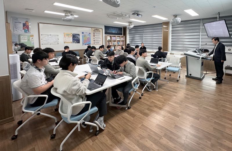 ▲ 백석대 컴퓨터 공학과 홍경호 교수가 멘토링 수업을 진행하고 있다.ⓒ백석대