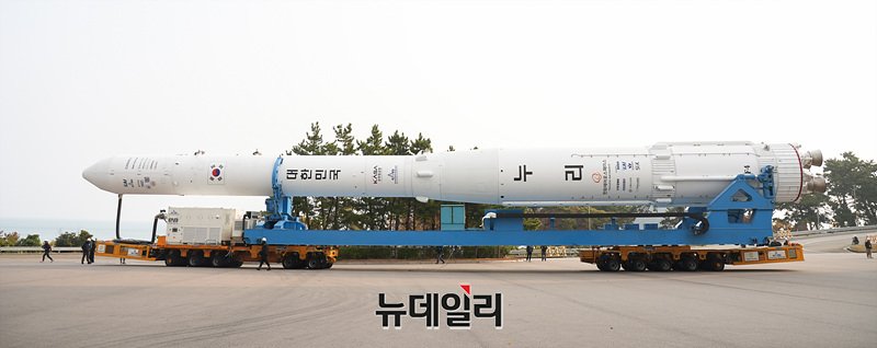 ▲ 누리호 4차 발사를 앞둔 25일 오전 전라남도 고흥 나로우주센터에서 누리호가 발사대로의 이송을 위해 발사체체조립동을 나오고 있다. (사진=한국항공우주연구원) ⓒ뉴데일리