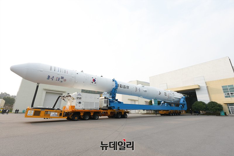 ▲ 누리호 4차 발사를 앞둔 25일 오전 전라남도 고흥 나로우주센터에서 누리호가 발사대로의 이송을 위해 발사체체조립동을 나오고 있다. (사진=한국항공우주연구원) ⓒ뉴데일리