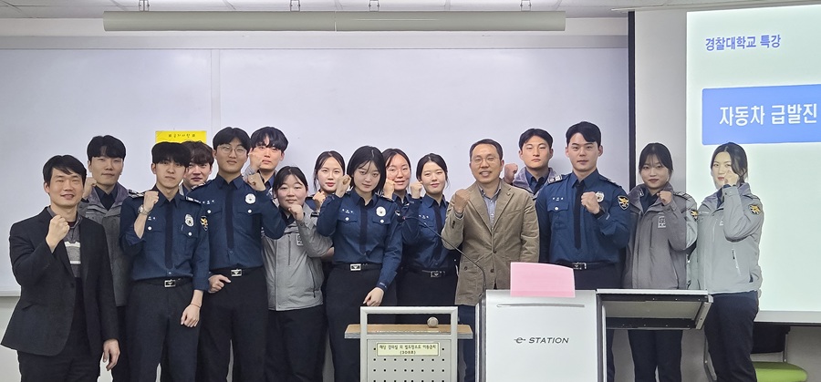 ▲ 반주일 교수와 경찰대 학생들이 특강 후 기념사진을 찍고 있다.ⓒ상명대