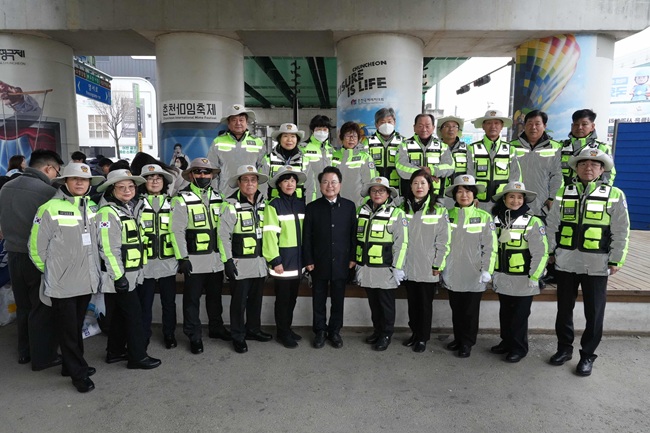 ▲ 춘천시가 26일 출근 시간대 온의교차로에서 시민들과 함께 교통안전 캠페인을 펼쳤다. ⓒ춘천시