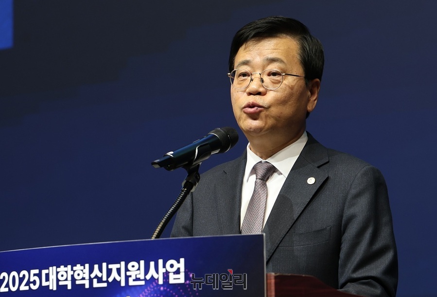 ▲ 이주열 대학혁신사업총괄협의회장이 26일 대전에서 열린 대학혁신지원사업 책임자워크숍에서 환영사를 하고 있다.ⓒ김정원 기자