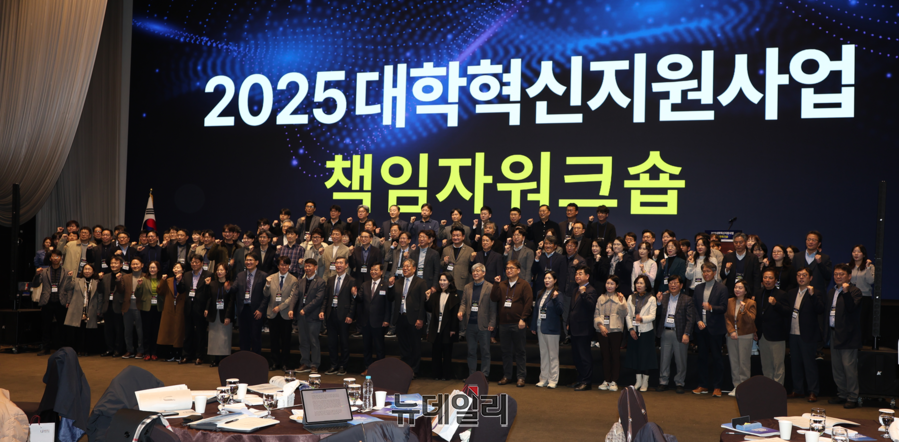 ▲ 26일 대전에서 열린 2025 대학혁신지원사업 책임자워크숍에서 전국 대학 책임자들이 단체 사진을 찍고 있다.ⓒ김정원 기자