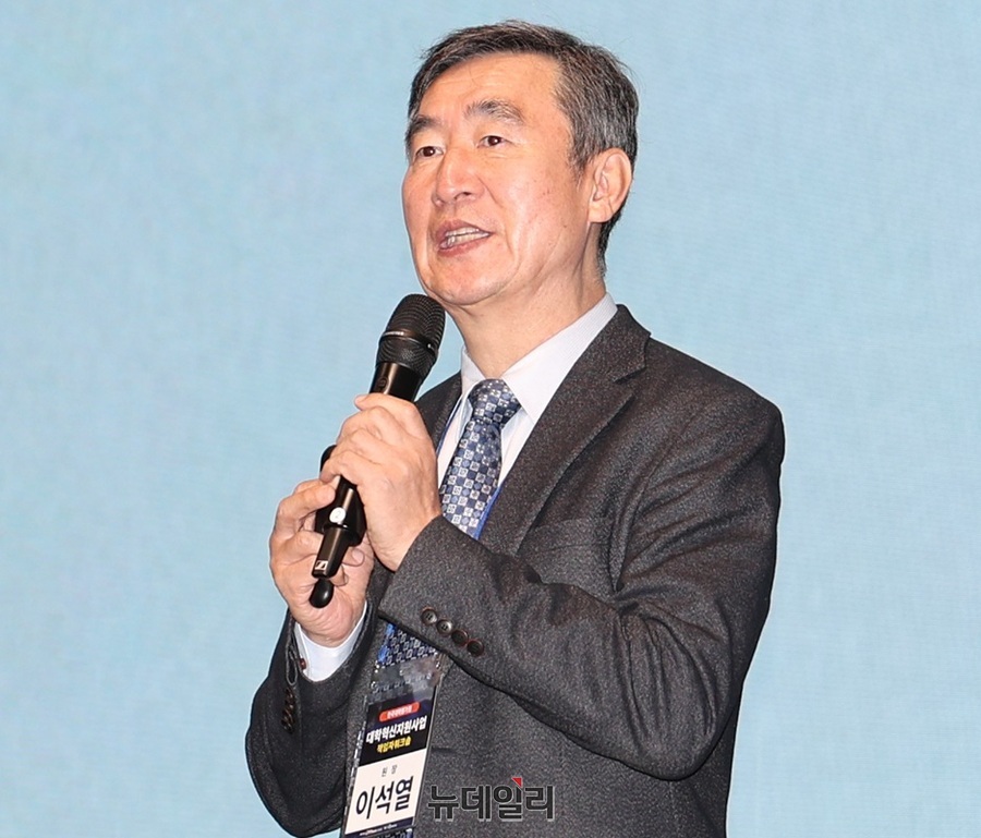 ▲ 26일 대전 호텔 ICC에서 열린 ‘2025 대학혁신지원사업 책임자 워크숍’에서 이석열 한국대학평가원장이 4주기 대학기관 평가인증 방향과 대학혁신지원사업 연계 전략을 주제로 특강을 하고 있다.ⓒ김정원 기자