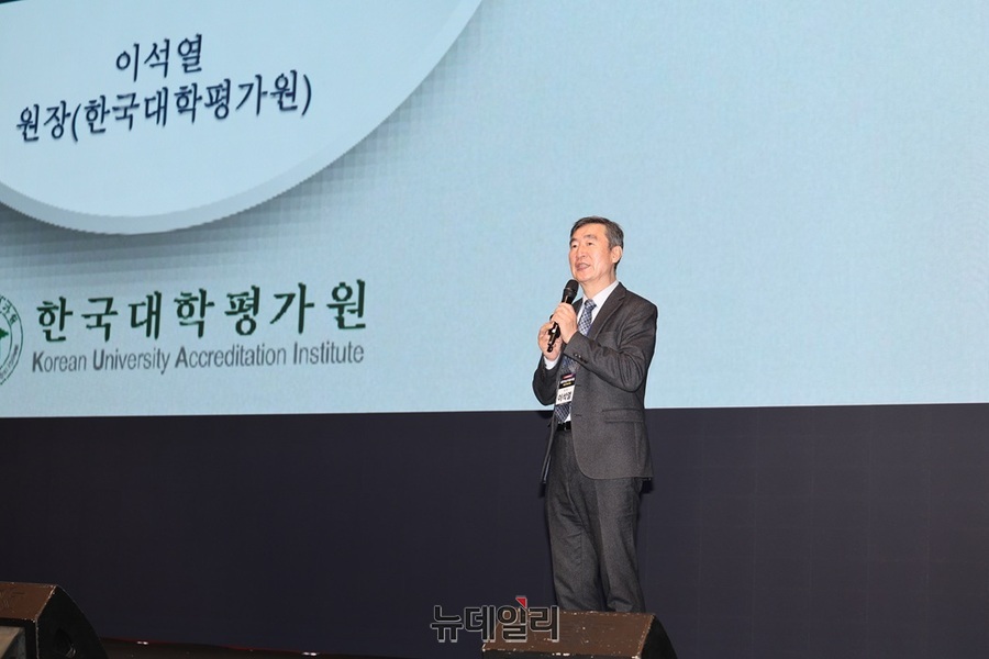 ▲ ‘2025 대학혁신지원사업 책임자 워크숍’에서 이석열 한국대학평가원장 특강 장면.ⓒ김정원 기자