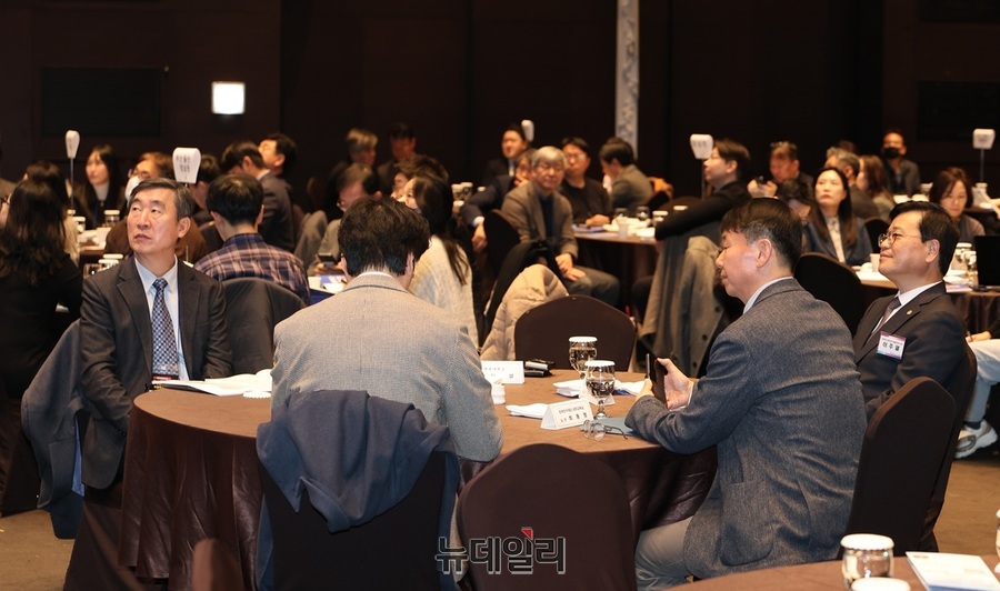 ▲ 이주열 회장 등이 26일 대전 호텔 ICC에서 열린 ‘2025 대학혁신지원사업 책임자 워크숍’에서 특강을 경청하고 있다.ⓒ김정원 기자