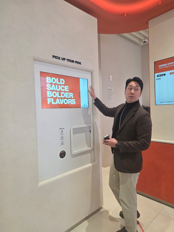 ▲ 소싯 픽업 시 자동화 기기에 QR을 인식하면, 기기에서 주문한 메뉴가 나온다.ⓒ최신혜 기자