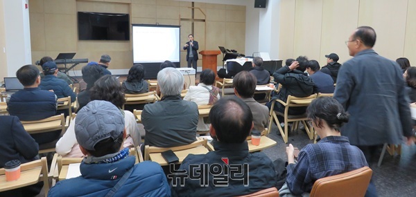 ▲ 지난 22일 주민대표 A씨가“입체환지로 동의를 받았지만, 실제 서류에는 평면환지로 바뀌어 있었다”며 “주민 동의서를 사업자와 추진위가 임의로 활용했다”고 주장했다.ⓒ김경태기자