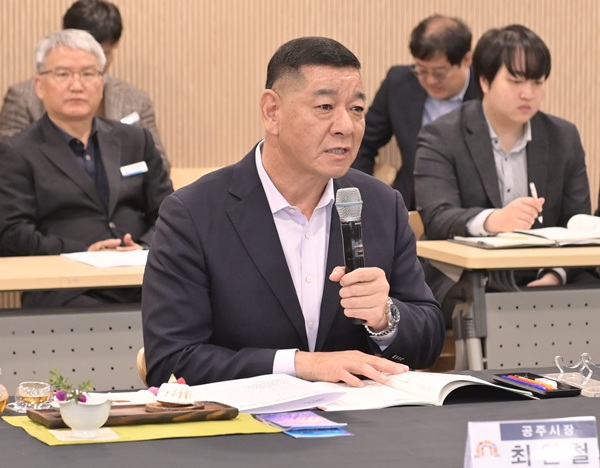 ▲ 최원철 공주시장이 25일 서천군에서 열린 ‘민선8기 4차년도 제3차 충남 시장·군수협의회’에서 정안천 지방하천 정비사업 과정에서 누락된 사유지 보상 근거 마련을 충남도에 공식 요청하고 있다.ⓒ공주시