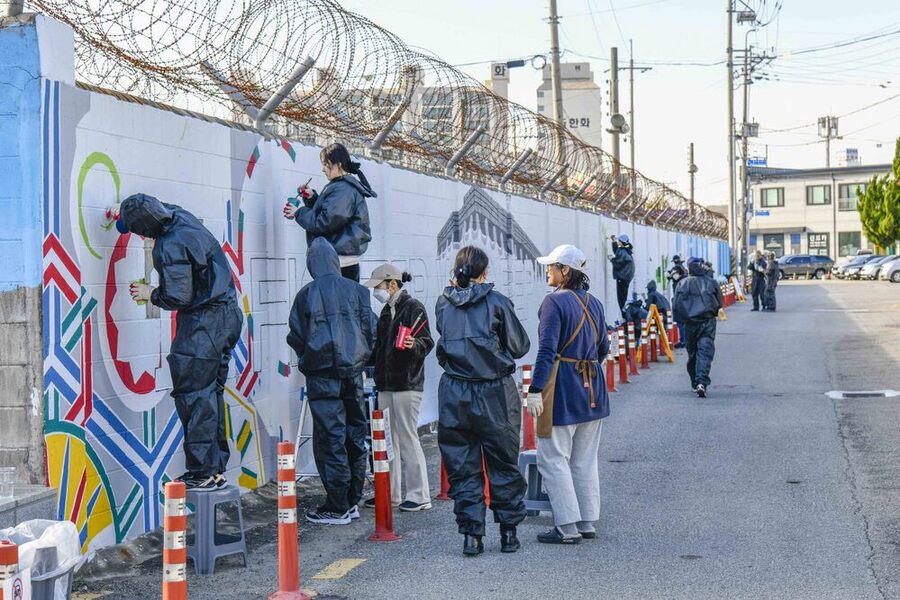 ▲ 1전비, 민·군 상생을 위한 부대 담벼락 벽화 조성 실시ⓒ공군 제1전투비행단 제공